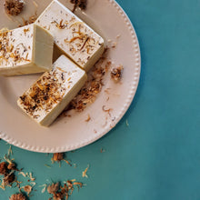 Carregar imagem no visualizador da galeria, Sabão 100% Azeite, com Chá de Erva-Principe e Camomila